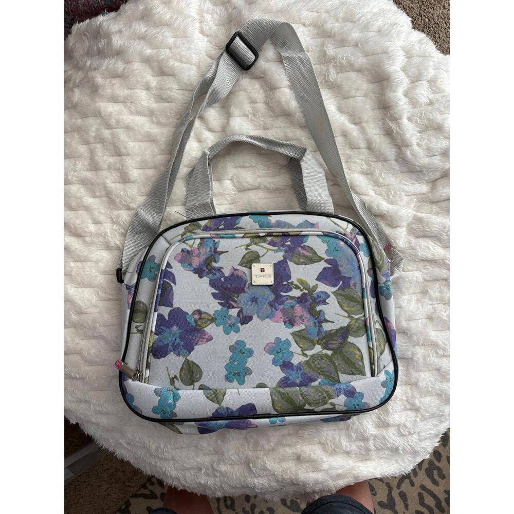 TAG WOMENS FLORAL LAVENDER OVERNIGHT MAKE UP CROSSBODY BAG